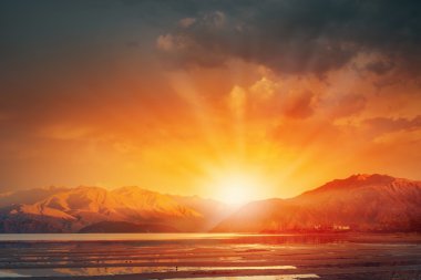 Sunrise dağ yukarıda 