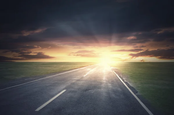 Salida del sol sobre la carretera — Foto de Stock