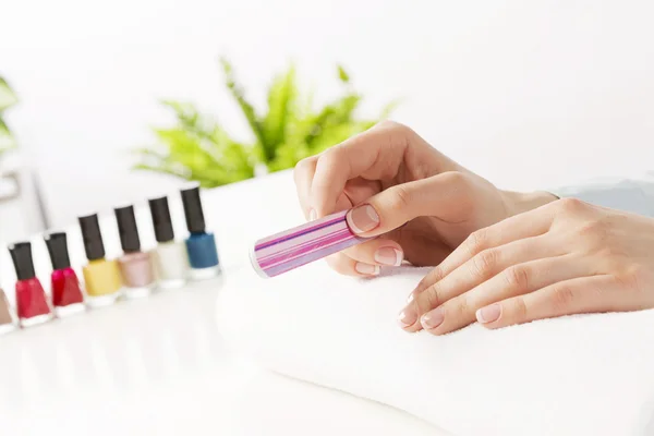 Vrouw met behulp van nailfile — Stockfoto