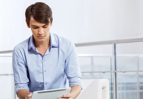 Man browsing web — Stock Photo, Image