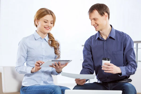 Zusammenarbeit bei der Arbeit — Stockfoto