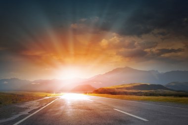 Yol üzerinde gündoğumu