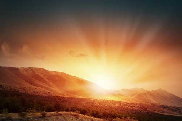 Sunrise above mountain — Stock Photo, Image