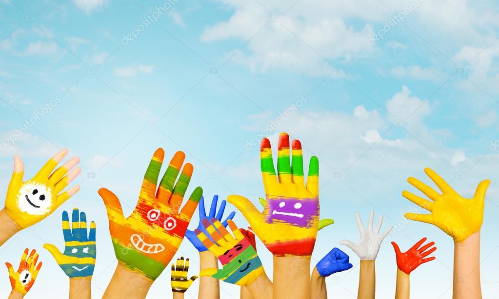 Умелые пальчики подруги. Пальчики в краске. Ладошка с разноцветными пальчиками. Фон цветной с пальчиками. Яркие детские ладони для презентации