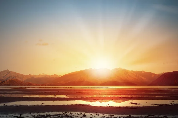 Sonnenaufgang über dem Berg — Stockfoto