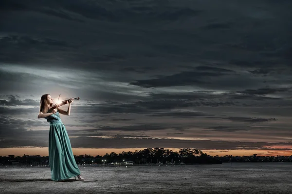 Elegant violinist spelare — Stockfoto