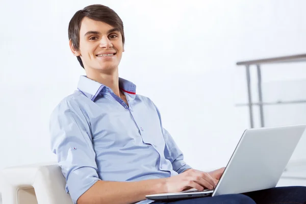 Hombre navegando web — Foto de Stock