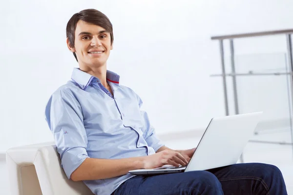 Hombre navegando web — Foto de Stock