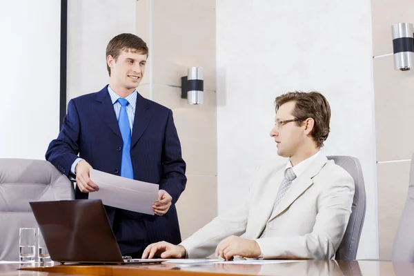 He preparado un informe. — Foto de Stock