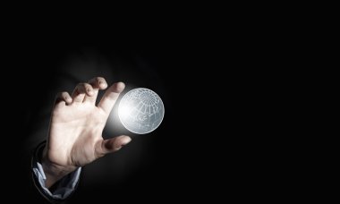 elinde bütün dünya