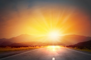 Yol üzerinde gündoğumu