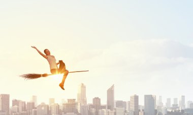 Kız süpürge üzerinde