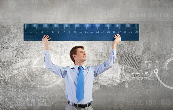 Muž s měřítkem — Stock fotografie