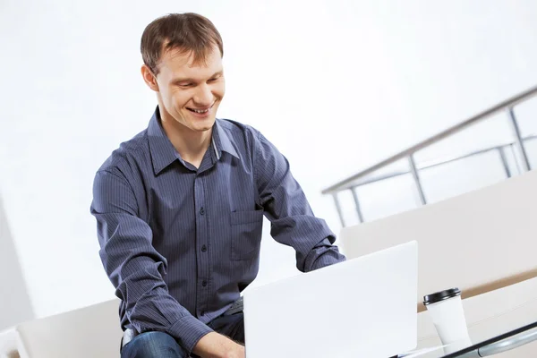 Hombre navegando web — Foto de Stock