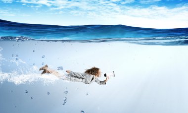 İşkadını su altında