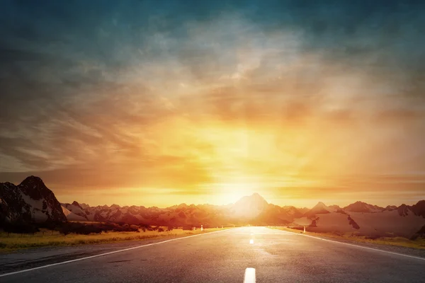 Salida del sol sobre la carretera — Foto de Stock