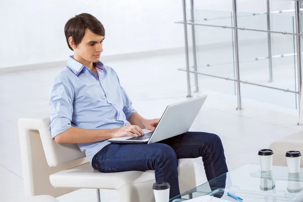 Man browsing web — Stock Photo, Image