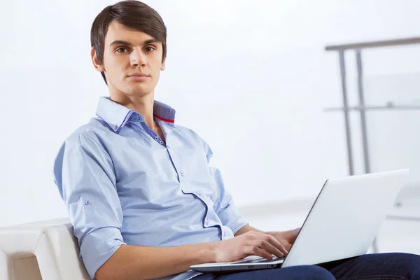 Hombre navegando web — Foto de Stock