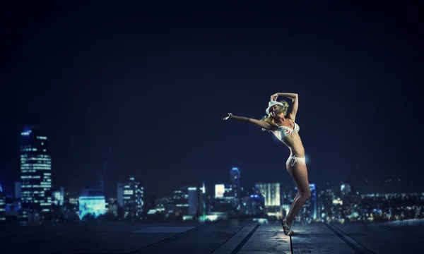 Girl dancing in dark — Stock Photo, Image