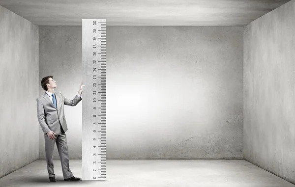 Homem com escala — Fotografia de Stock