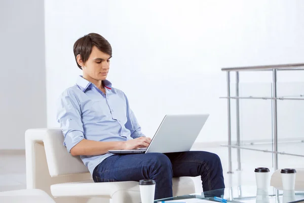 Man browsing web — Stock Photo, Image