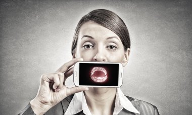 Cep telefonu olan kadın.