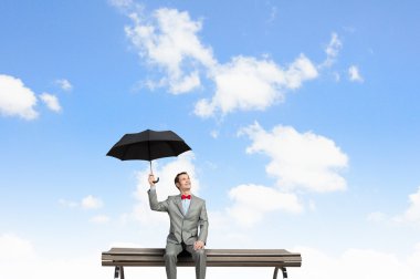 şemsiye ile işadamı