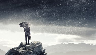 adam siyah şemsiye ile