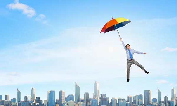 Homem voar no guarda-chuva — Fotografia de Stock