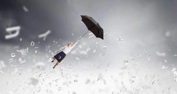 Frau fliegt auf Regenschirm — Stockfoto
