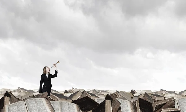 ホーンで話す女性 — ストック写真