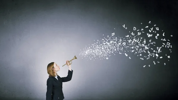 Mujer hablando en cuerno — Foto de Stock