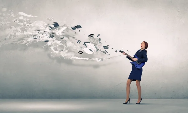 Businesswoman playing guitar — Stock Photo, Image