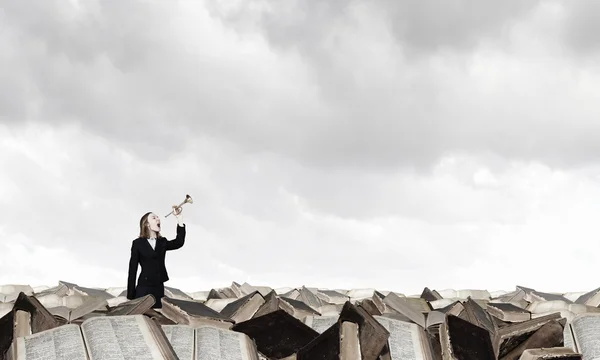 Donna che parla in corno — Foto Stock