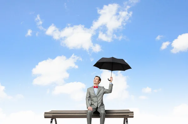 Geschäftsmann mit Regenschirm — Stockfoto