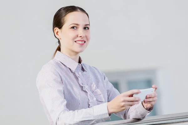 Mulher com telefone celular — Fotografia de Stock