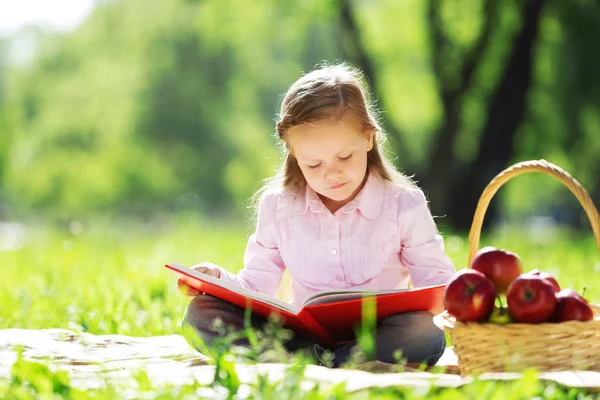 Ragazza nel parco — Foto Stock