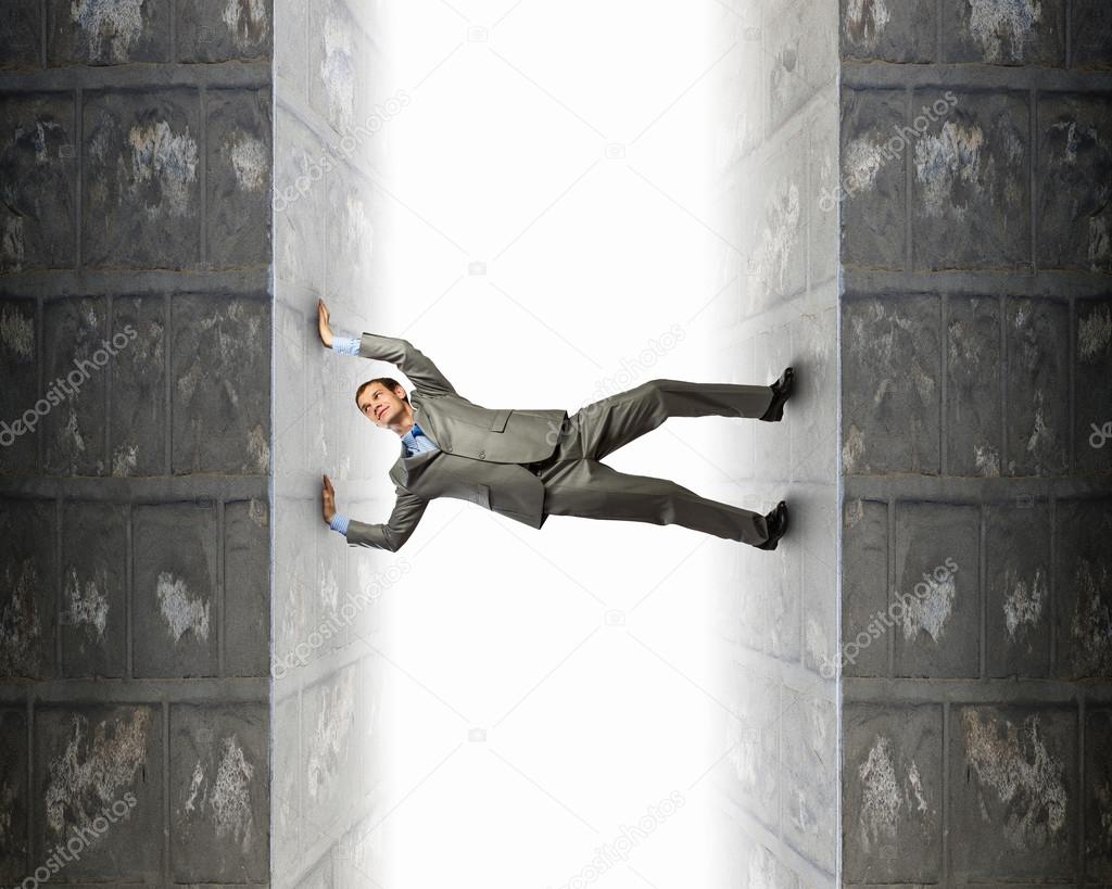 Trapped wall. Trapped wall. Trapped wall. Trapped wall. человек между 2 стенами.