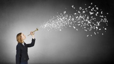 Horn bilen bir kadın