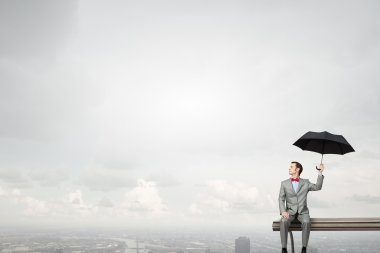 şemsiye ile işadamı