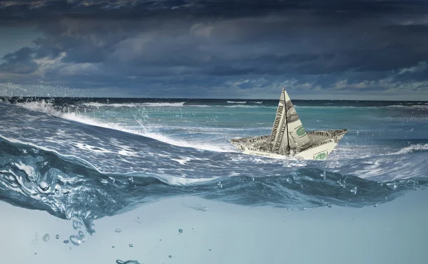 Barco dólar en agua — Foto de Stock