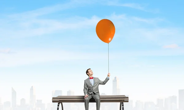 Бизнесмен с воздушным шаром — стоковое фото