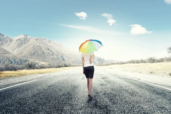 Donna con ombrello arcobaleno — Foto Stock