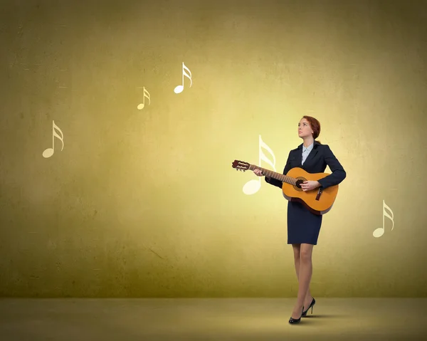 Affärskvinna spela akustisk gitarr — Stockfoto
