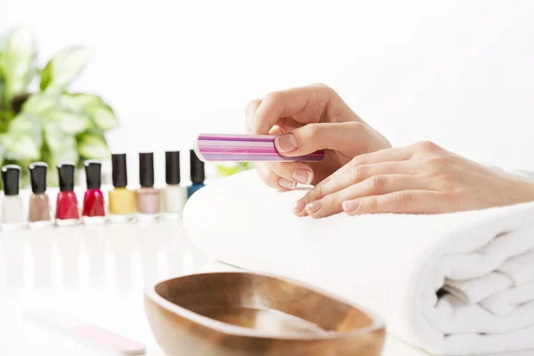 Vrouw met behulp van nailfile — Stockfoto