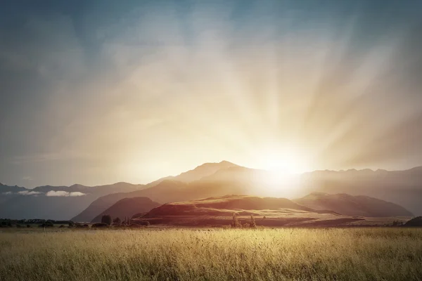 Sunrise dağlar yukarıda — Stok fotoğraf