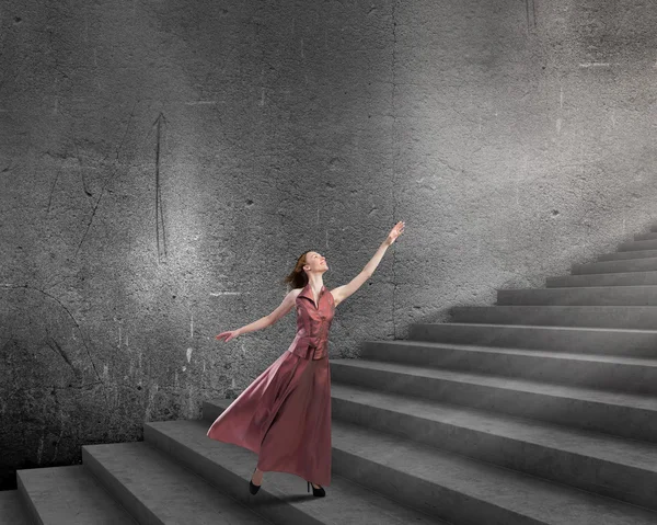 Mujer corriendo en las escaleras — Foto de Stock