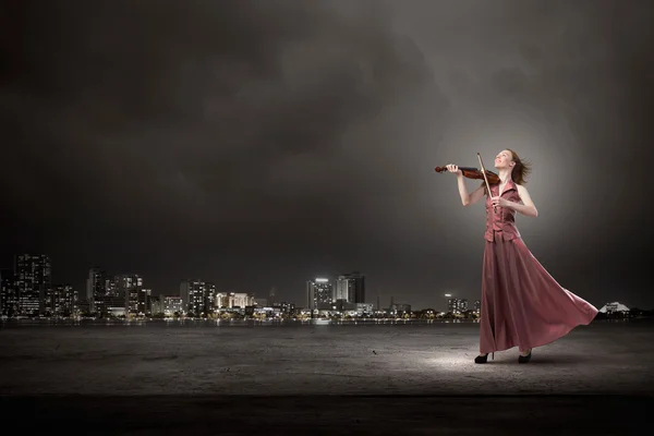 Femme jouer du violon — Photo