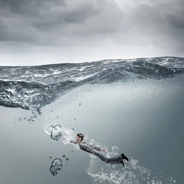 Geschäftsmann unter Wasser — Stockfoto