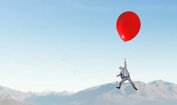 Hombre volando en el cielo — Foto de Stock